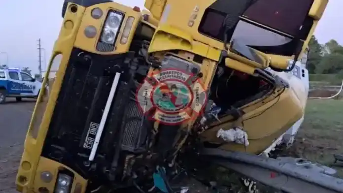 Un camionero terminó atrapado tras un violento vuelco en la Ruta 14