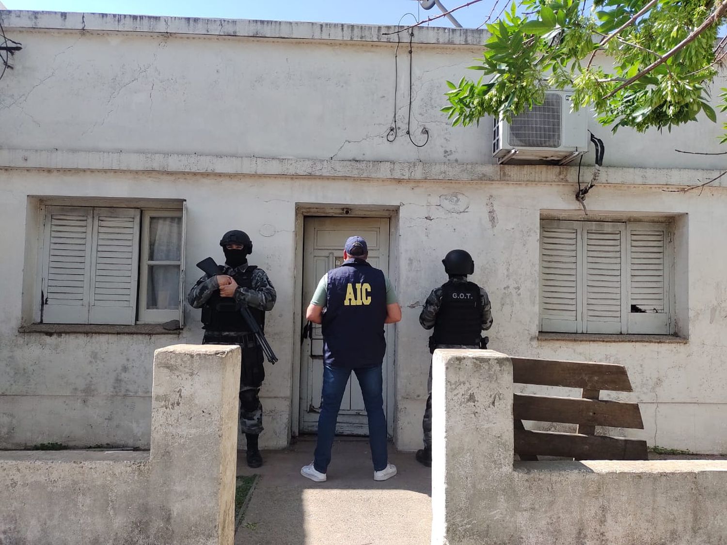 El momento en que el personal policial irrumpe en la vivienda del narco.