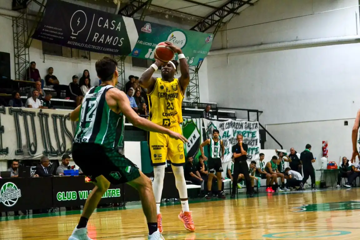 El norteamericano Brown fue el goleador de la noche para Centenario. Foto: Prensa Villa Mitre