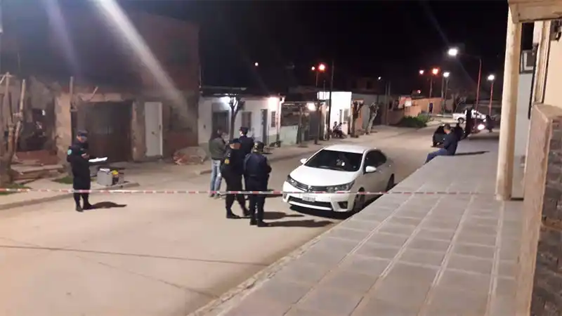 Balean un estudio de abogados e hieren a una mujer que estaba con su bebé