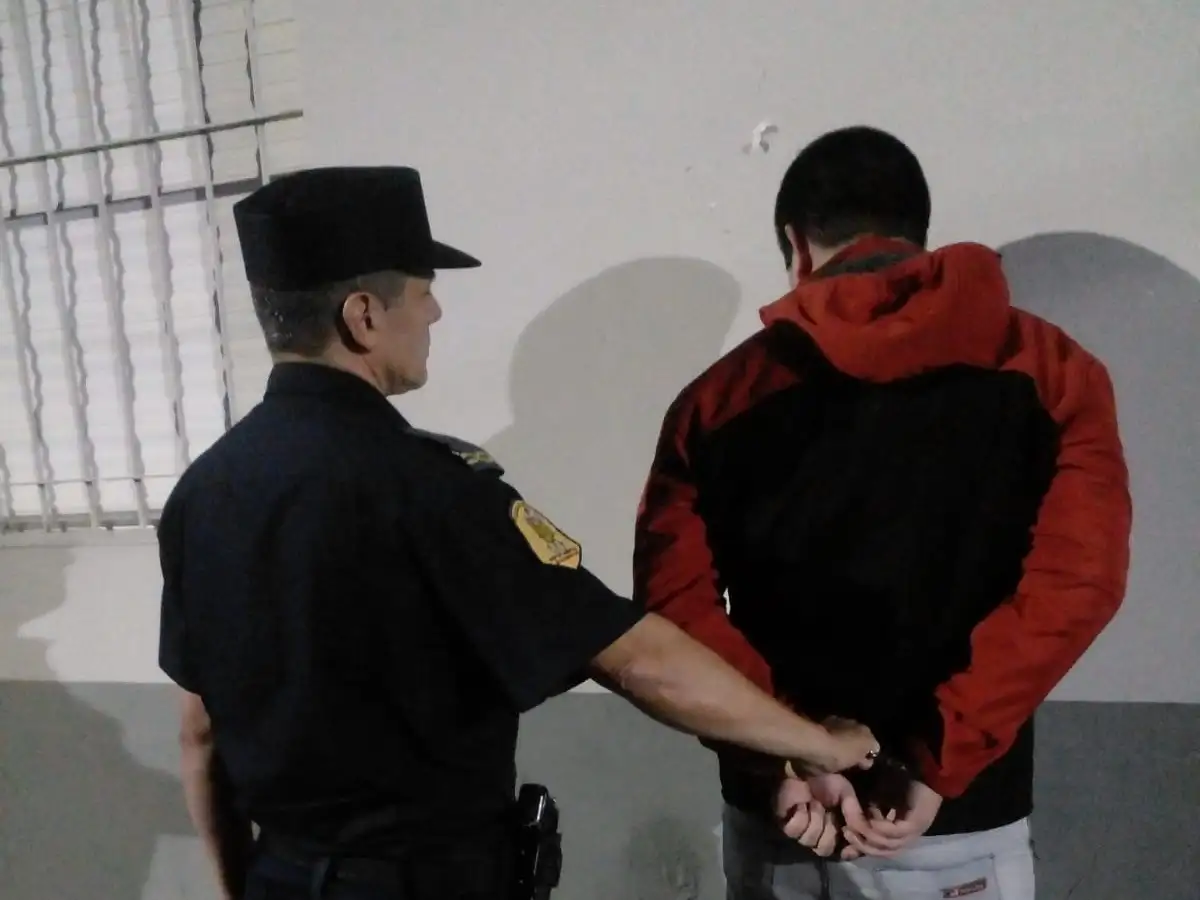 Una mujer estaba siendo agredida por su pareja y pidió auxilio por la ventana