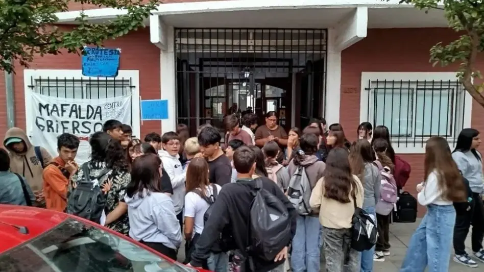 Brutal agresión en la Escuela Secundaria N°38: un alumno de 14 años fue internado con múltiples fracturas