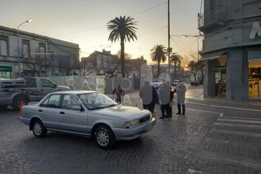 Otro accidente en microcentro: un auto y una moto chocaron en el Bv. Santa Fe