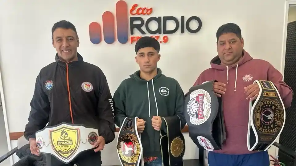 Ibauza en el centro, junto a su entrenador Agustín Machado (a la izquierda) y su padre Jonatan (a la derecha)