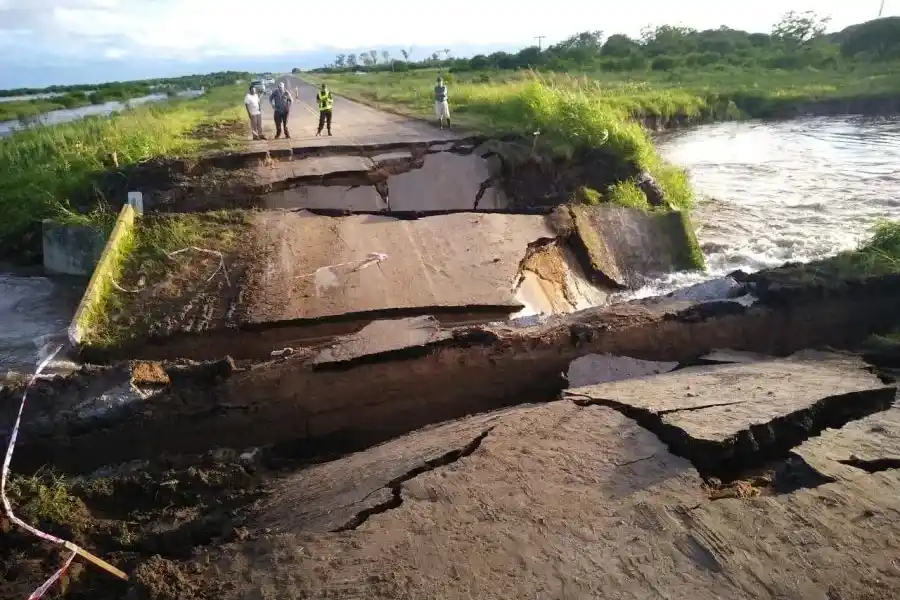 Realizaron obras ilegales, provocaron el derrumbe de un tramo de la ruta provincial 1 y pusieron en riesgo todo el casco urbano de Colonia Teresa