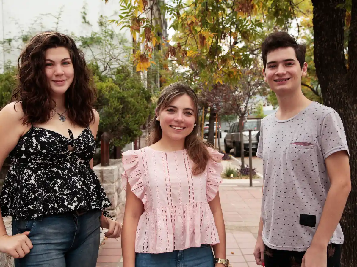 Jóvenes de escuelas  secundarias asumen el rol de parlament arios  