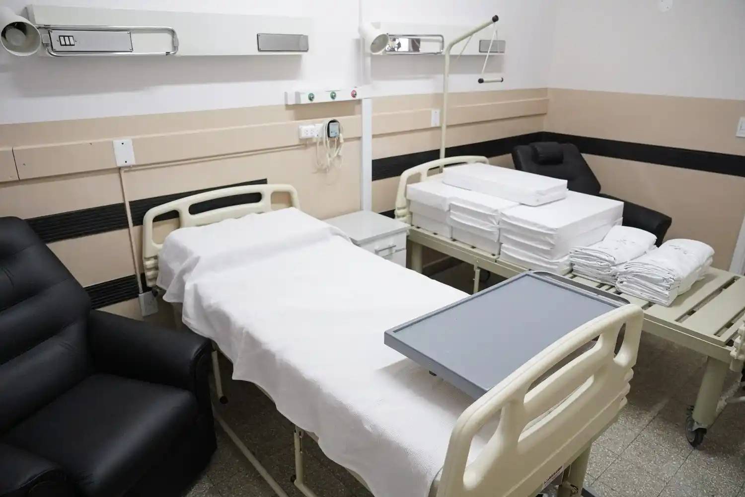 Juárez reinauguró dos salas de internación del hospital municipal