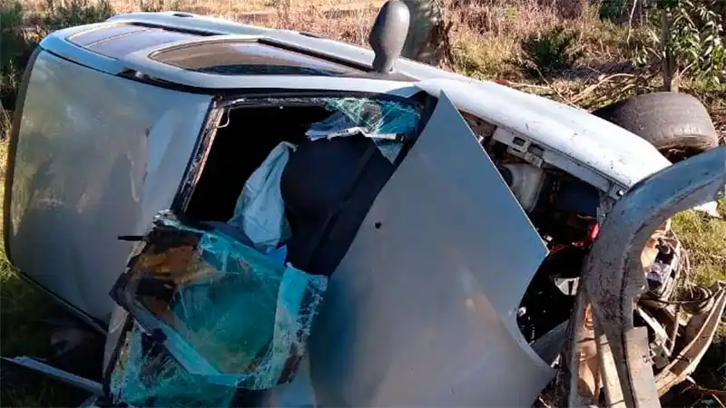 Un joven perdió la vida tras volcar su auto en la Autovía Artigas