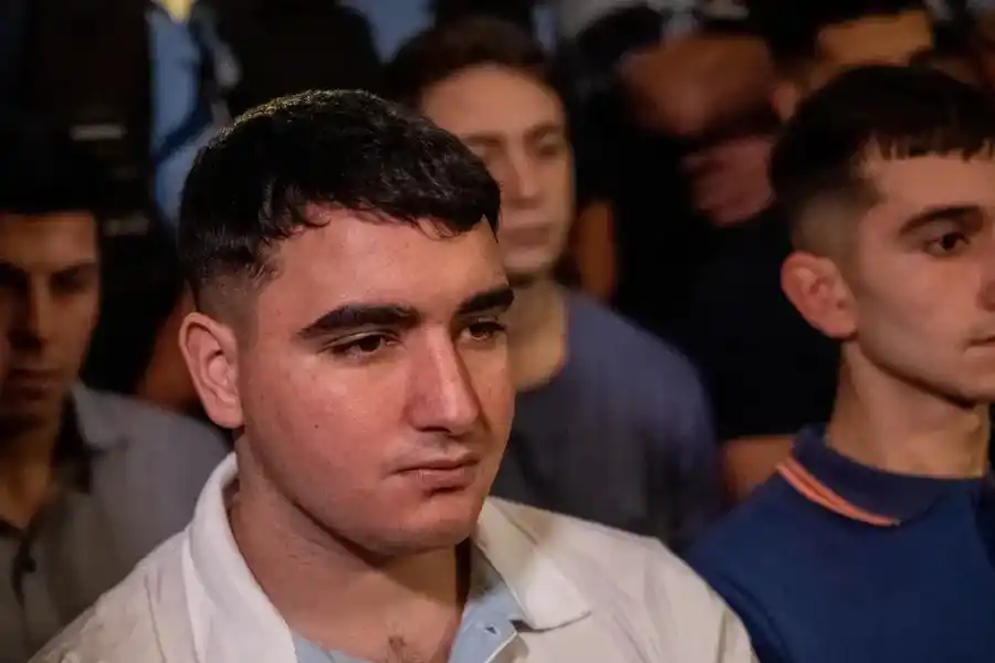 Otro rugbier rompió el silencio: Ciro Pertossi se reconoció en la escena, pero negó pegarle una patada a Fernando