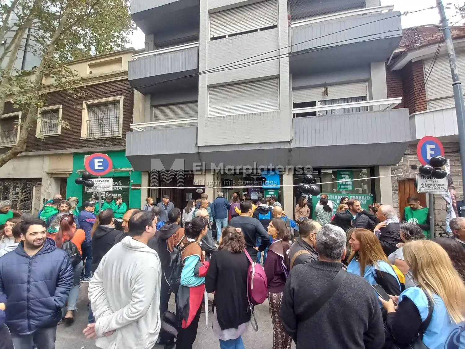 Trabajadores de la Secretaría de Trabajo reclamando por los recientes despidos.