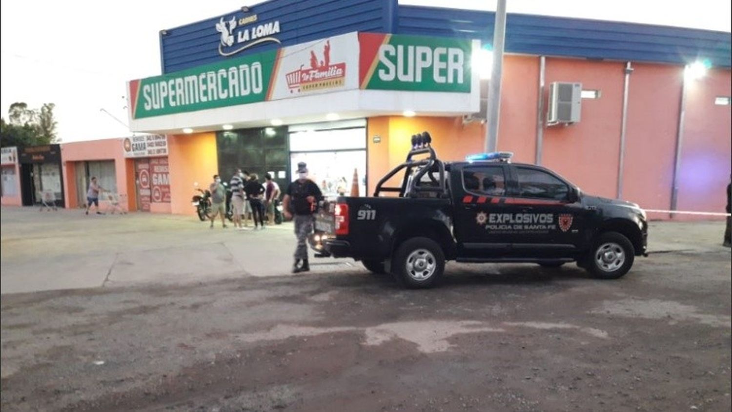 Una granada lacrimógena fue arrojada contra un supermercado chino