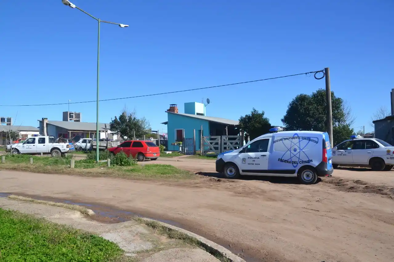 Un grupo de amigos estaban en la vereda y fueron sorprendidos por dos delincuentes armados