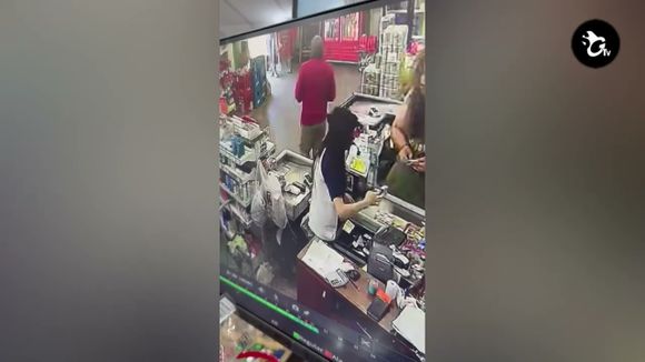 Robó un celular en un supermercado y cuando lo detuvieron dijo que “se le cayó en la bolsa”