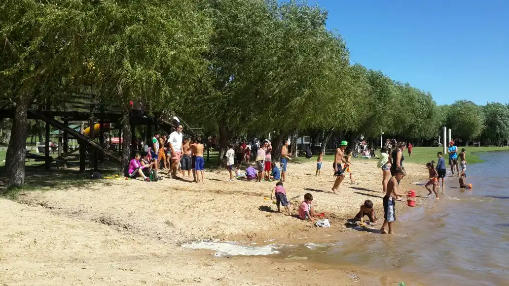 Quienes concurran a escuelas de verano tendrán actividad en el río o en piletas. Foto: Archivo La Opinión.