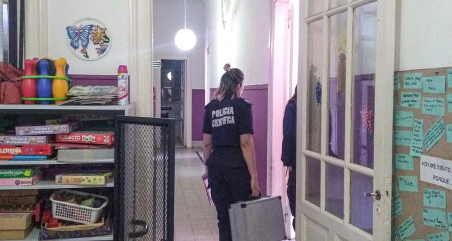 Robo y destrozos  en el jardín del Normal