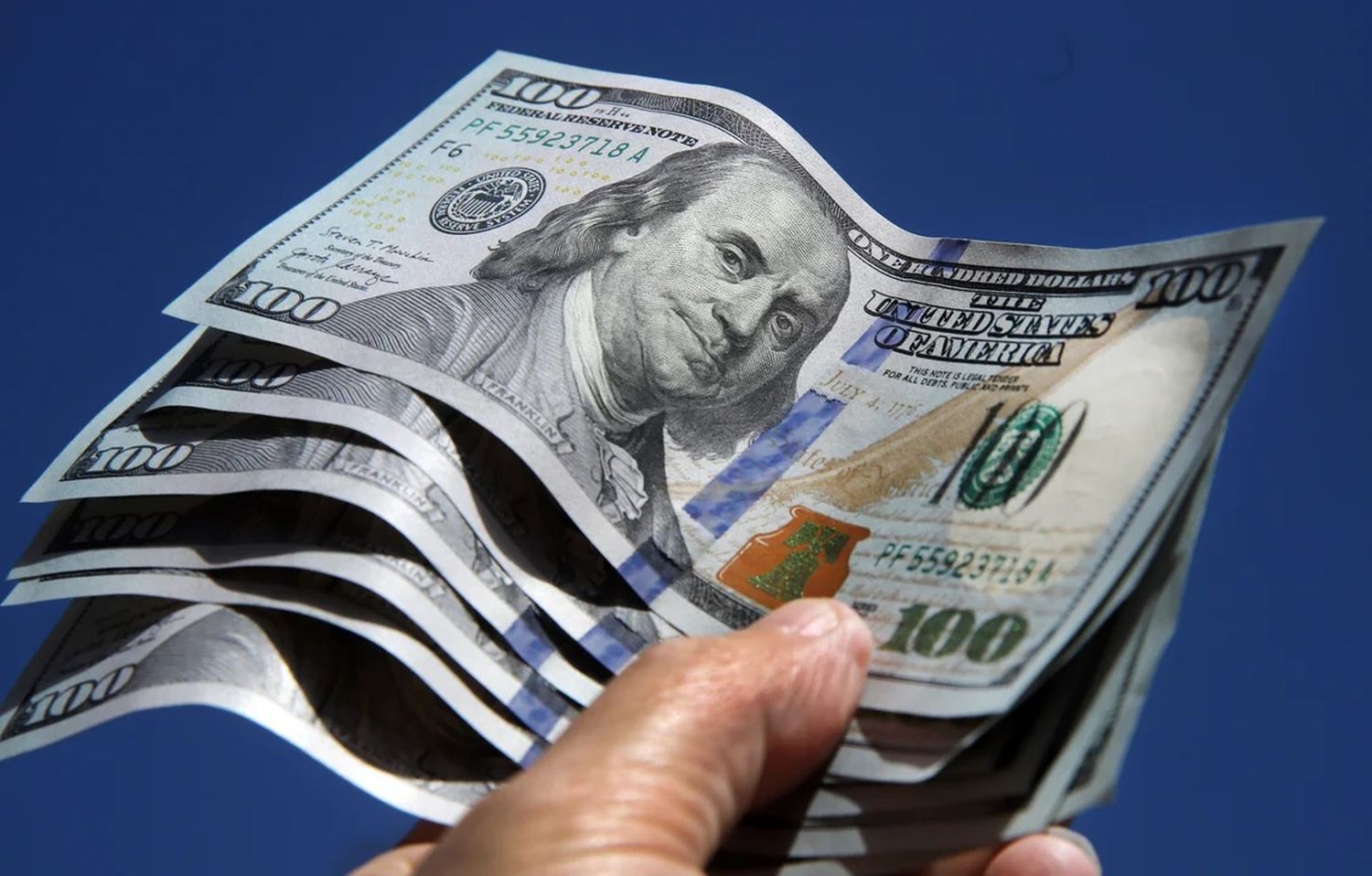Disparada del dólar futuro por el reporte de un banco que lo proyectó a 1.400 pesos