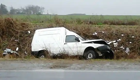 Gualeguaychuense perdió el control, dio un trompo y despistó