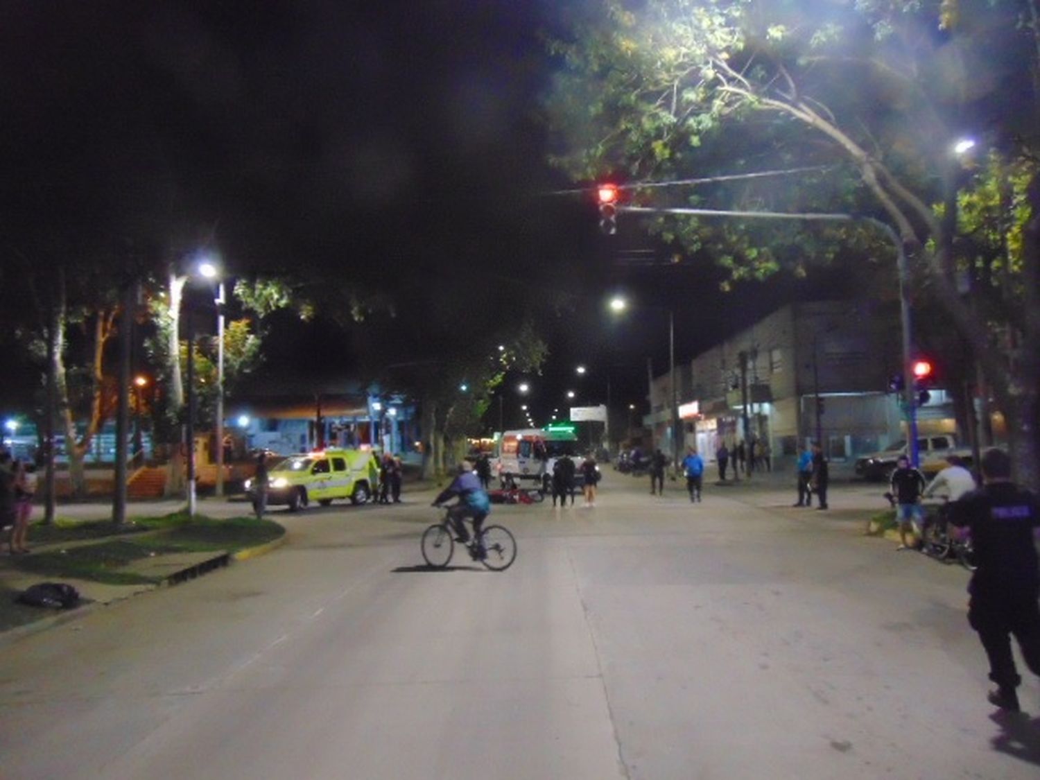 Accidente entre auto y moto en la esquina de la terminal