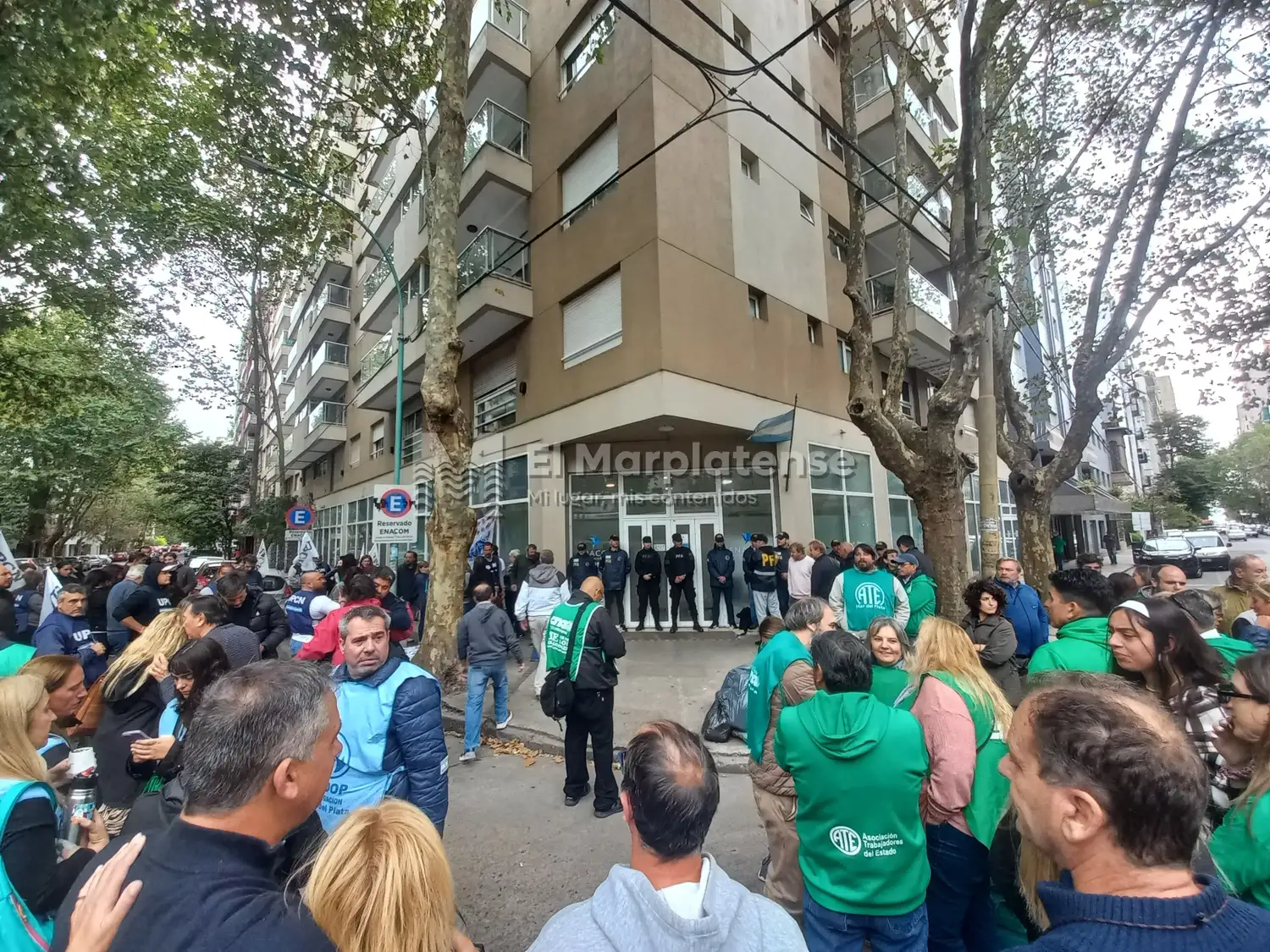 Trabajadores despedidos del ENACOM esperan su indemnización
