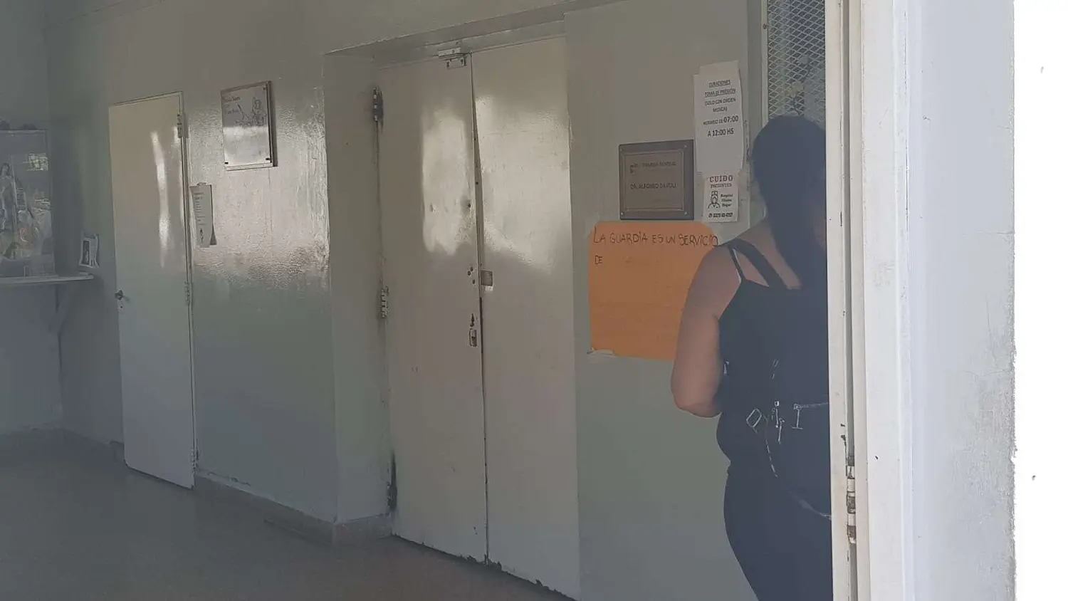 Detrás de las puertas suceden decenas de casos que requieren de todo el personal profesional y los servicios. El resumen de seis horas.