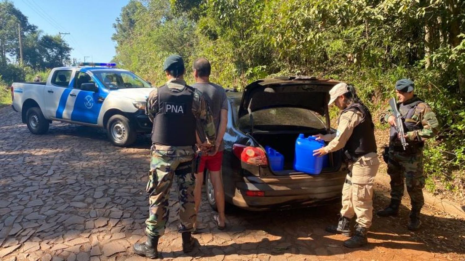 Detuvieron a un hombre que transportaba 60 litros de cocaína líquida