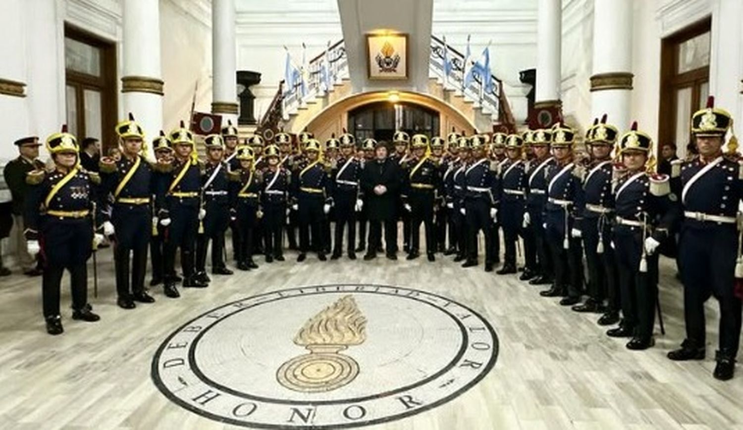 En el Regimiento de Granaderos junto al escudo con las consignas Honor, Deber, Libertad, Valor-