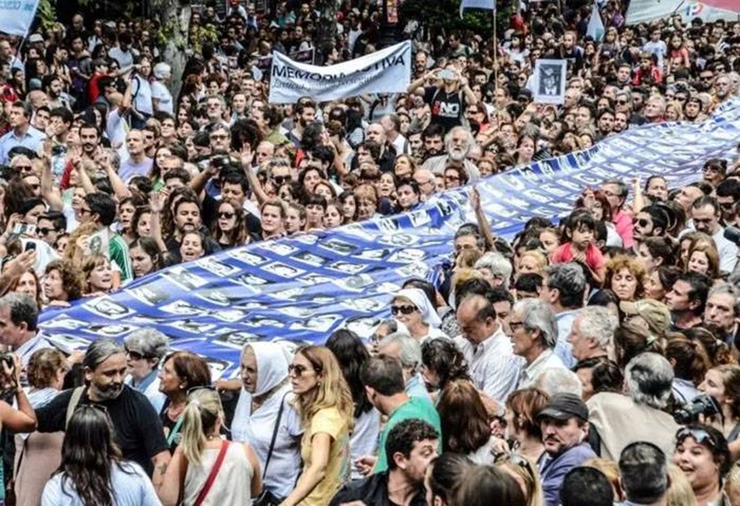 Una multitud conmemoró el "Día de la Memoria" en Plaza de Mayo