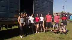 Voluntarios cargaron un nuevo vagón de tren con botellas de amor para ser convertido en madera plástica