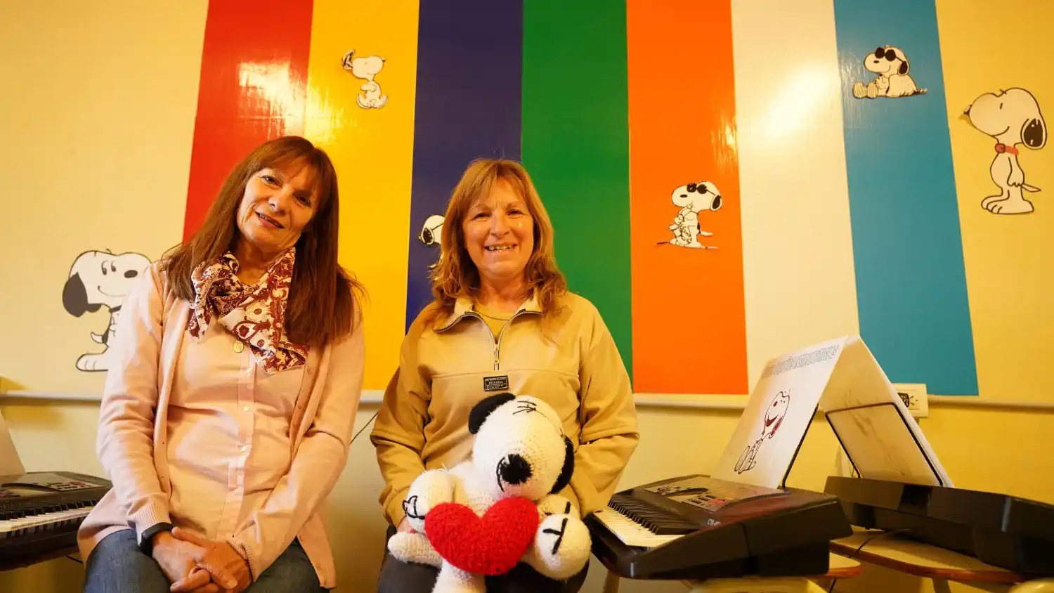 Patricia Ontivero y Silvana Broda en el aula del Taller de Pequeños Instrumentistas.