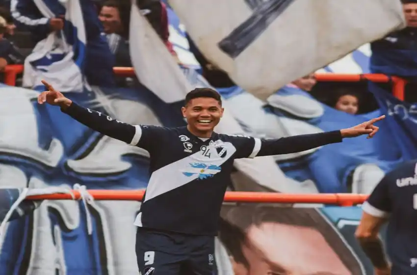 Alvarado sigue un año más en la Primera Nacional