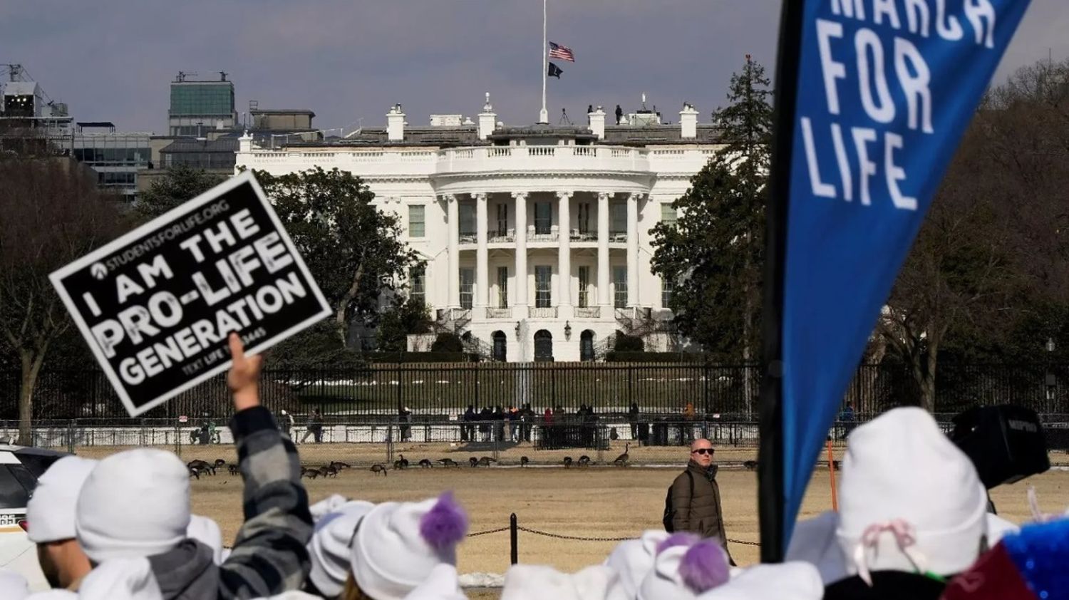 Trump ordenó cortar uso de fondos federales que financien o promuevan abortos electivos
