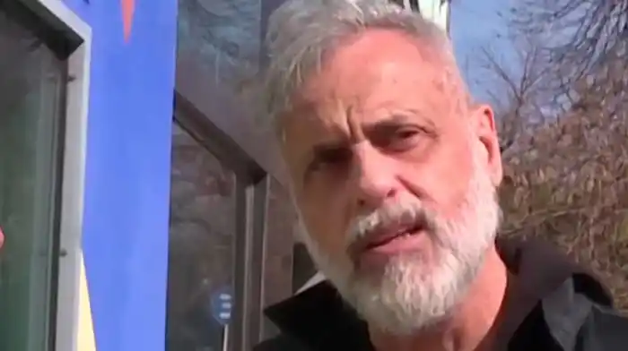 Una mujer le pegó a Jorge Rial a la salida de la radio: “Vi que sacó una botella”