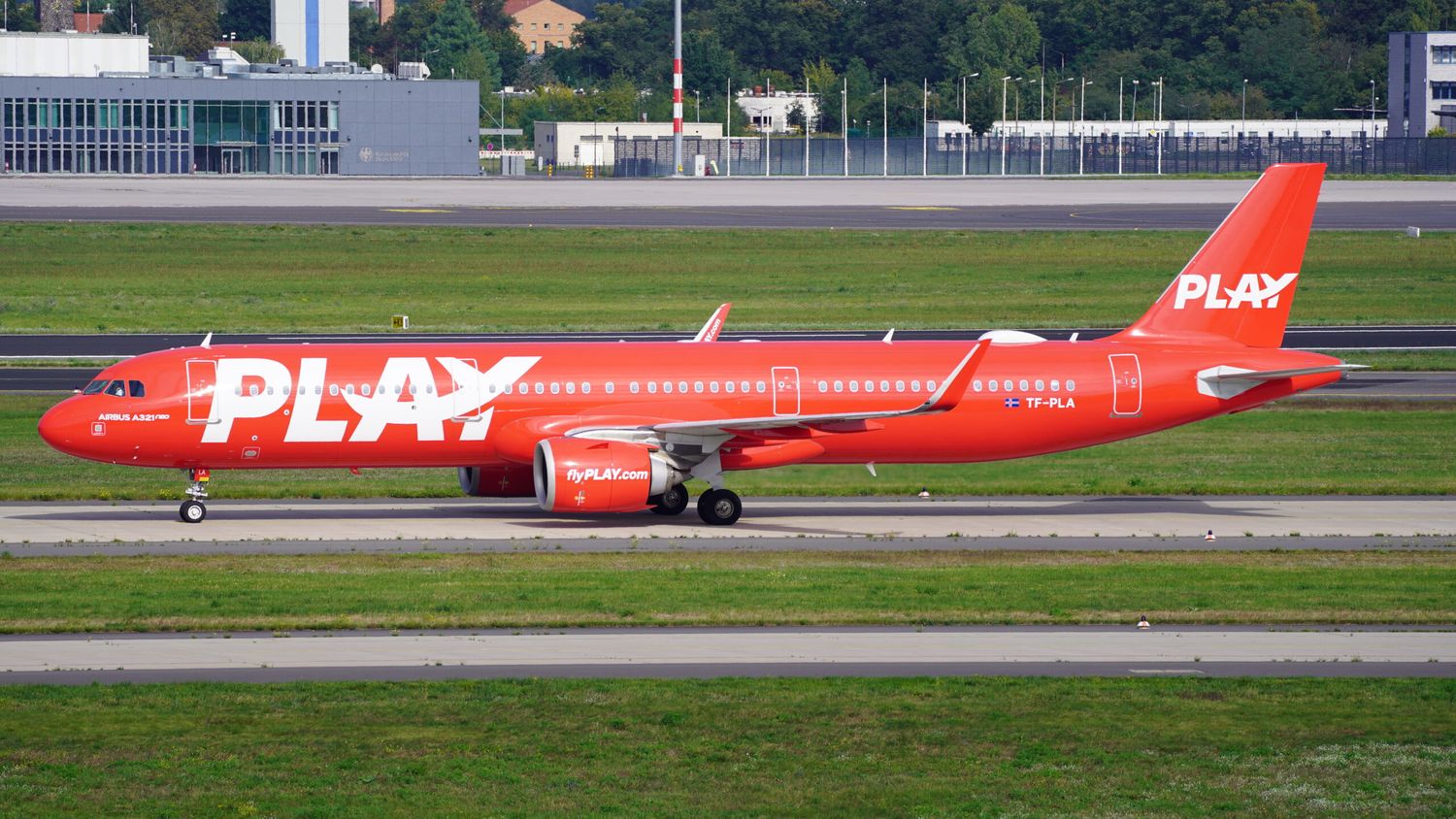 PLAY inaugurates flights to New York (SWF)