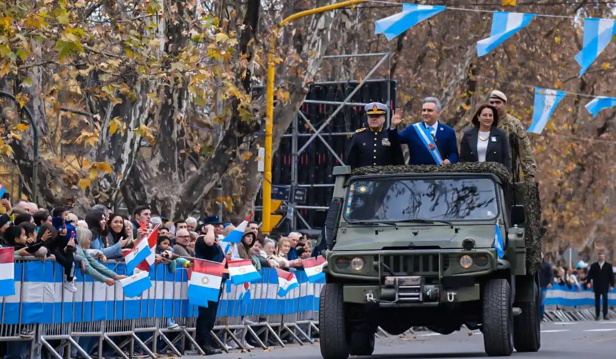 En Colonia Caroya, Llaryora encabezó el desfile cívico-militar en conmemoración del 9 de Julio