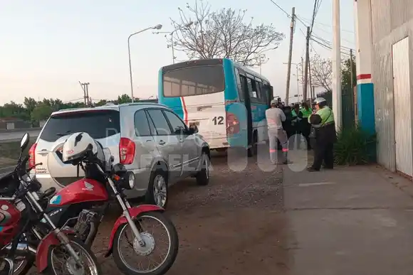 Manejaba un minibús sin licencia y sufrió un accidente en las calles rafaelinas