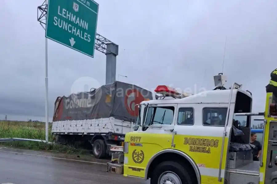 Perdió el acoplado y le quedó atascado en RP70: trabajaron los Bomberos
