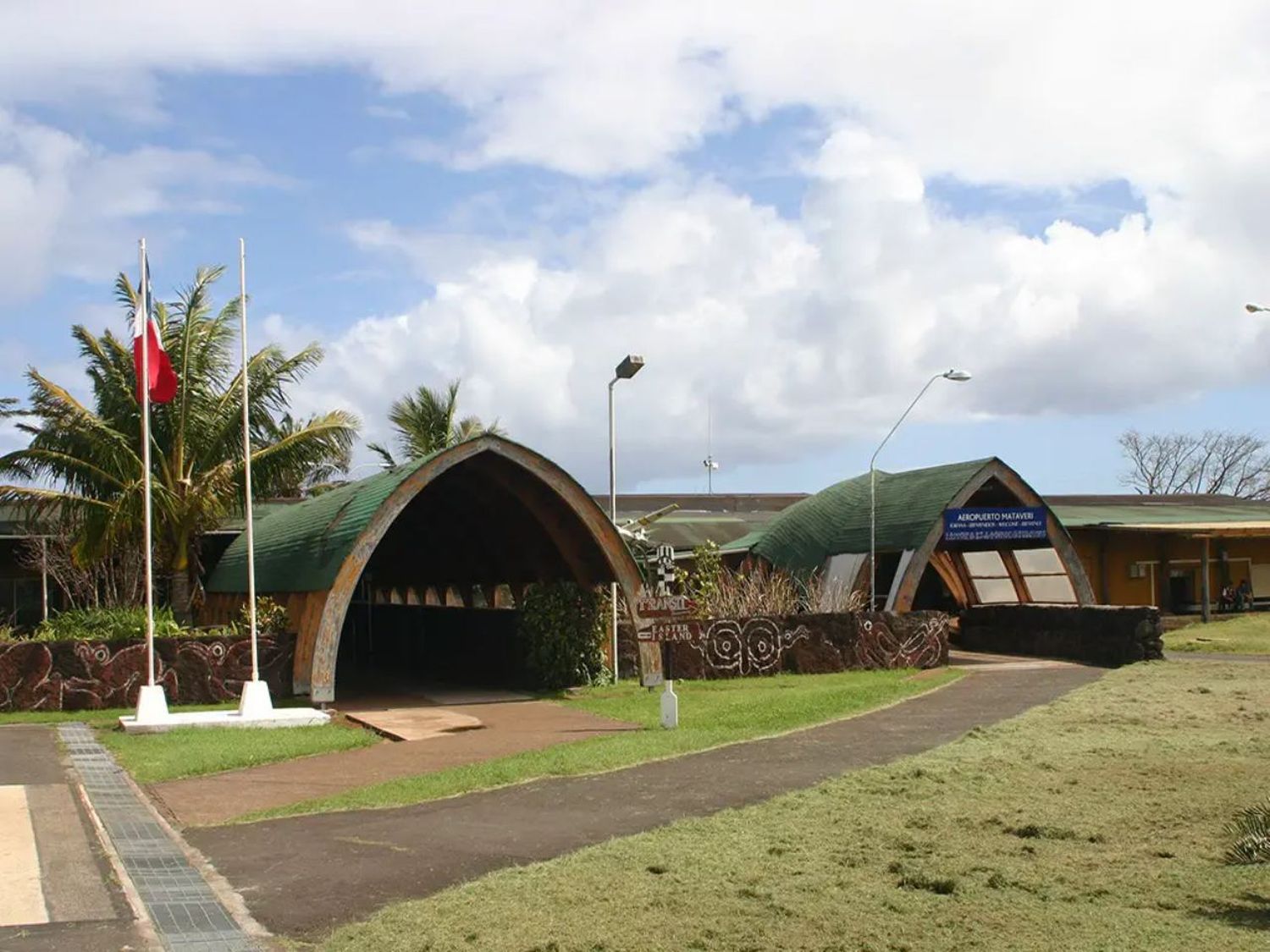 Una vez más: el aeropuerto de Rapa Nui es tomado y el gobernador envía a policía de fuerza a desalojar