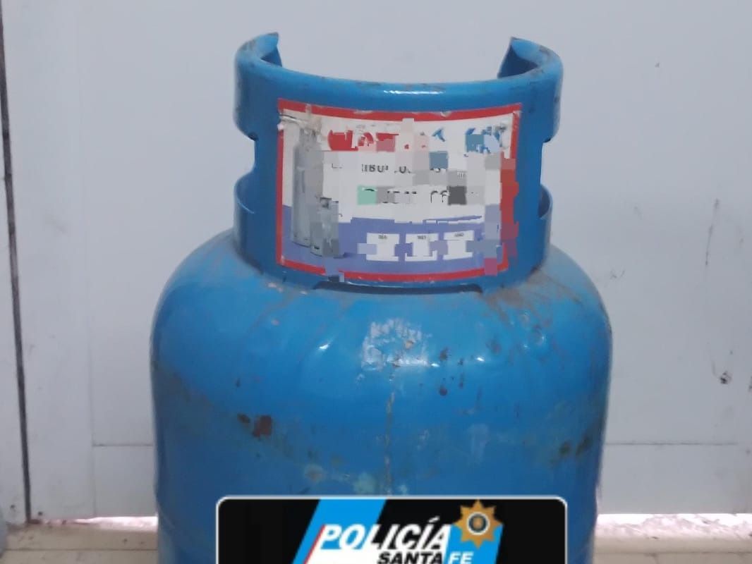 Otro más con una garrafa al hombro y vendiéndola puerta a puerta: quedó detenido