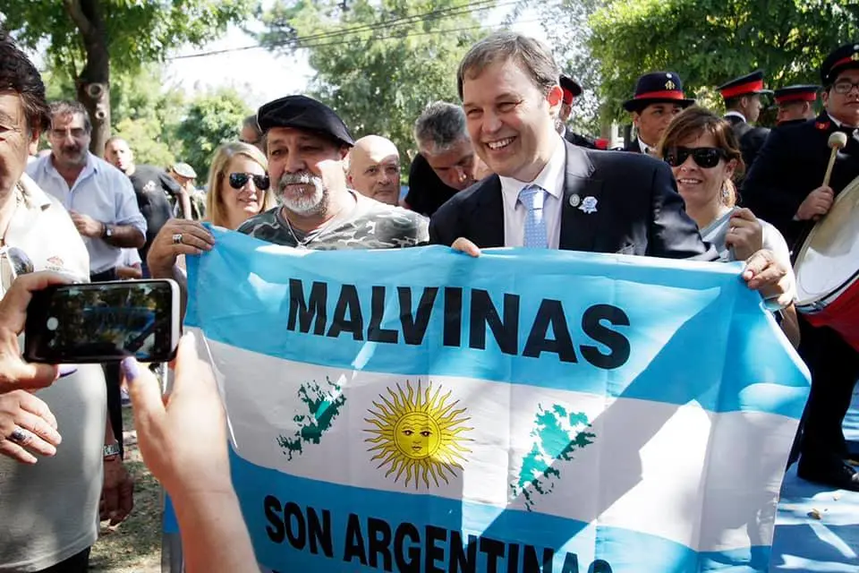 Mariano Cascallares junto a excombatientes.