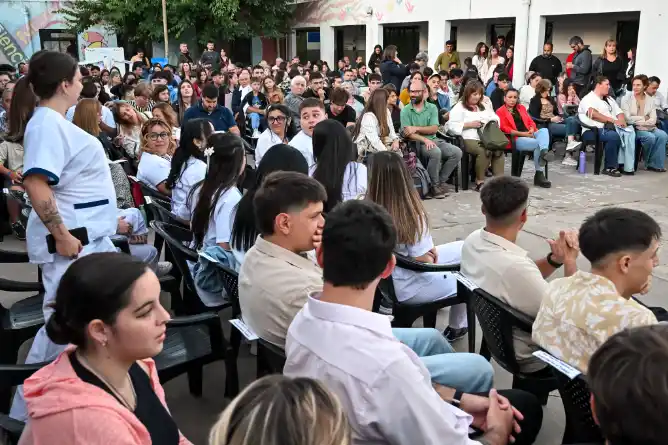 Nuevos profesionales para Chascomús: El ISFDyT N° 57 celebró su acto de colación