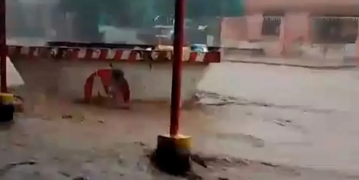 La tormenta dejó cientos de calles, rutas y caminos anegados, árboles y postes caídos y arroyos desbordados