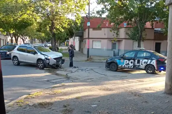Fuerte choque entre un auto y un patrullero en zona oeste