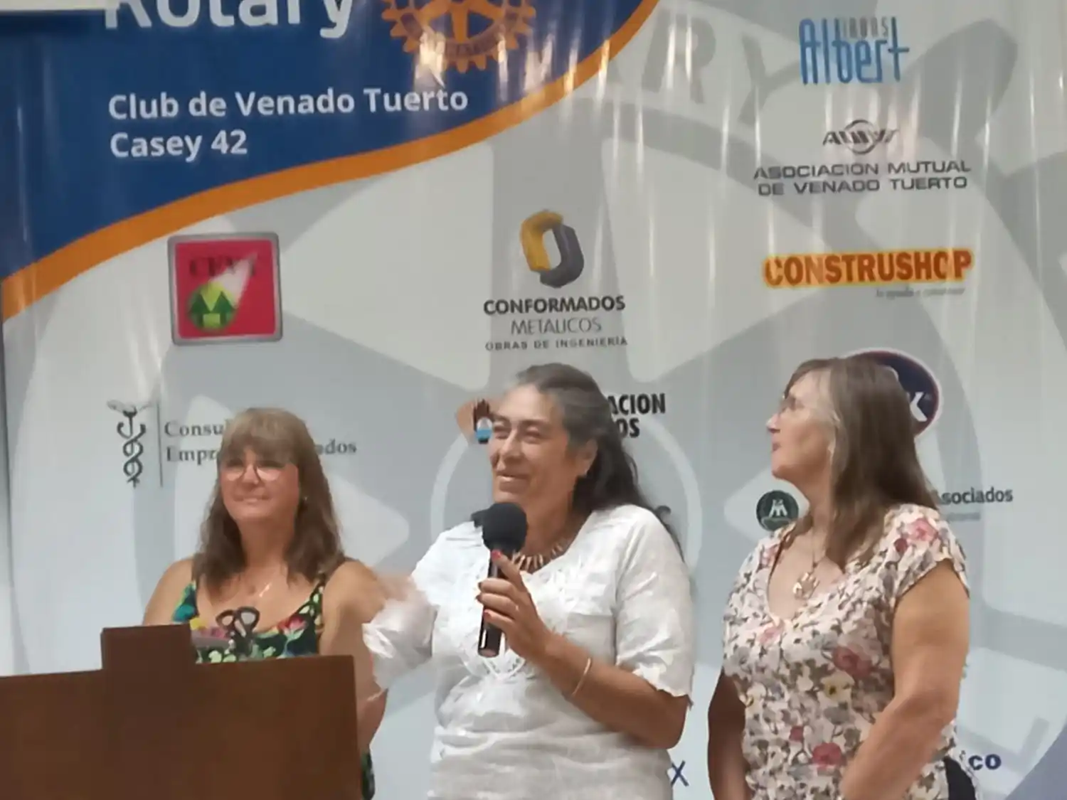 Silvia Vega, en una de sus tantas presencias en la sede rotaria.