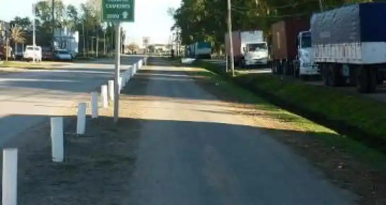 Escuela 10 con senda peatonal