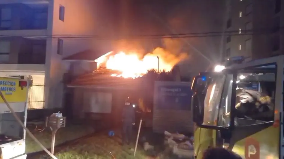 Un incendio afectó por completo una vivienda y un hombre resultó con quemaduras