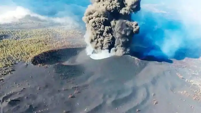 La lengua de lava del volcán de  La Palma se divide y amenaza nuevas zonas en su camino al mar