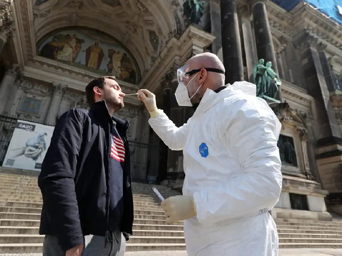 Europa intenta frenar la cuarta ola del coronavirus con restricciones y vacunas