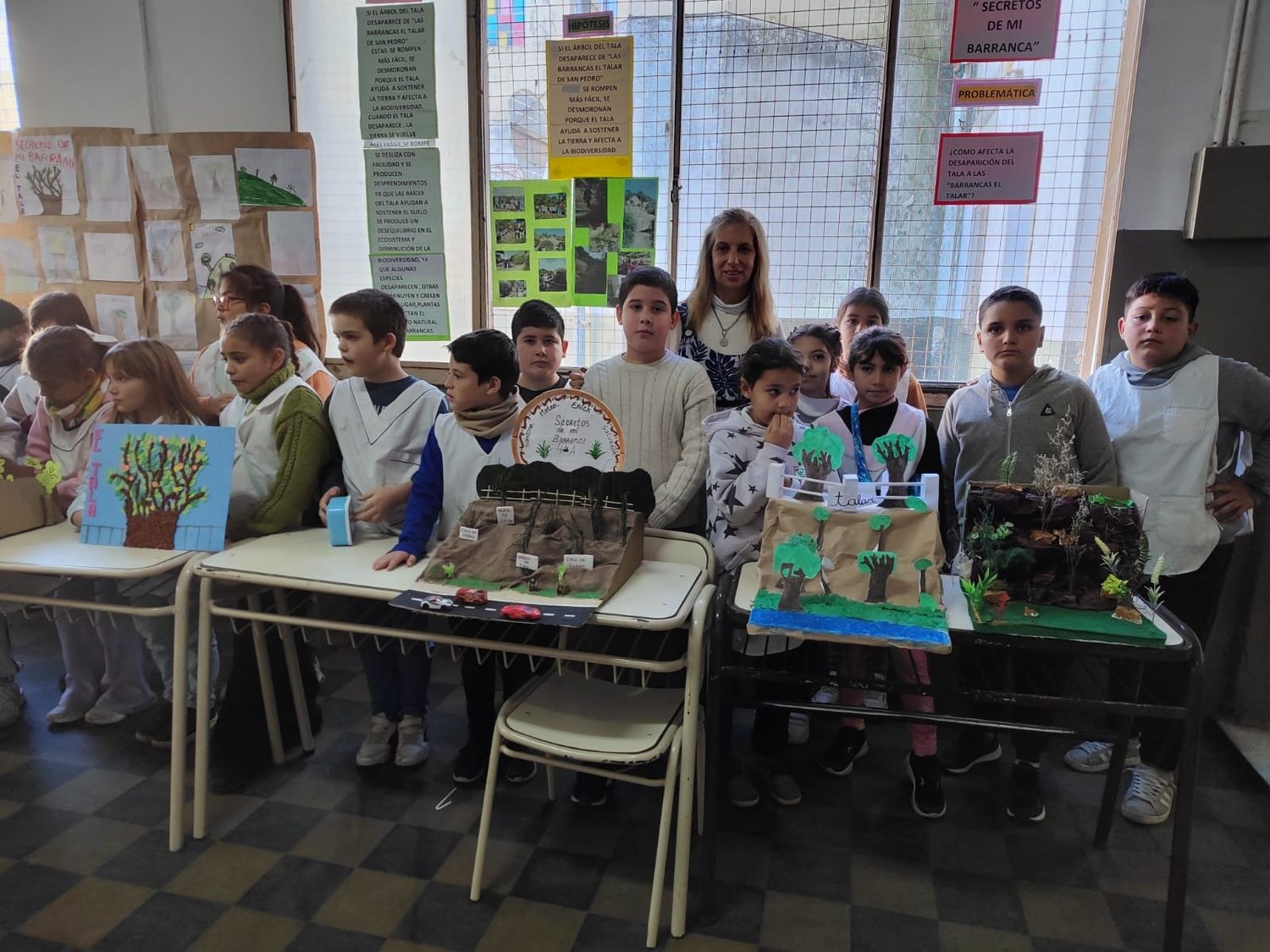 Felicitan a los alumnos de cuarto grado de la primaria 1 por su exposición