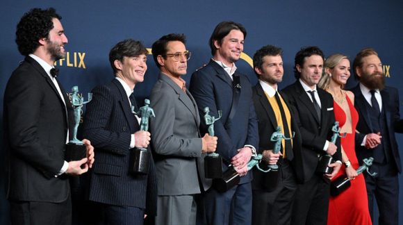 «Oppenheimer» gana el principal premio SAG y los actores celebran éxito de su huelga
