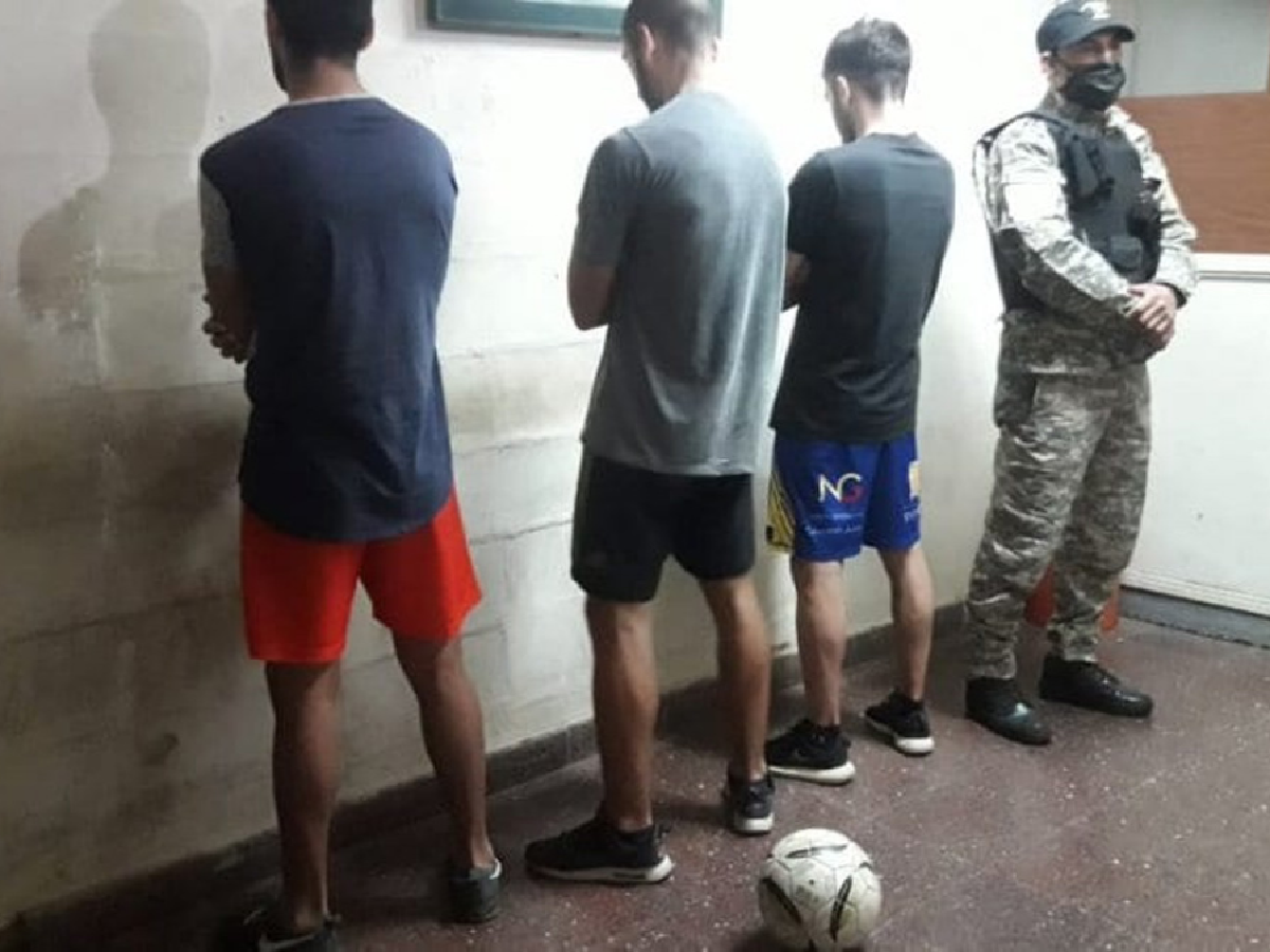 Tres jugadores del Federal A fueron demorados por jugar al fútbol en la vereda